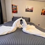 Frank Hotel *